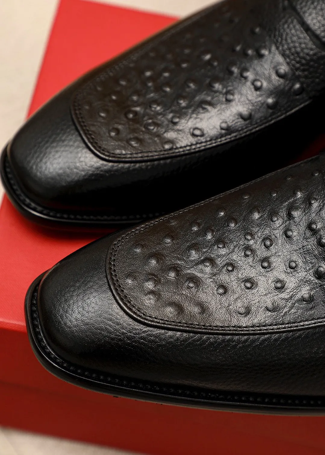 Men's shoes 💰480💰 Product trademark: Ferragamo "Ferragamo" casual leather shoes Regular size: 38-44 (45🉑️customized) Product materials: Selected imported first-layer calfskin embroidered upper, imported water-dyed cowhide leather lining. Strong three-dimensional visual effect, combined outsole Color: 1⃣️color optional